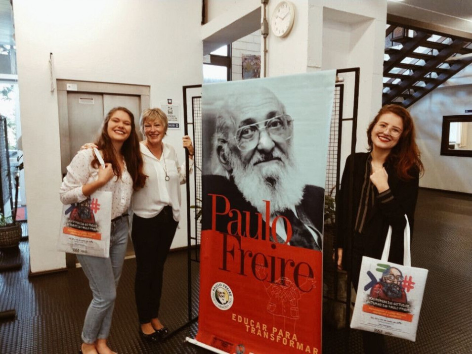 Professora e acadêmicas participam de Fórum de Estudos de Paulo Freire