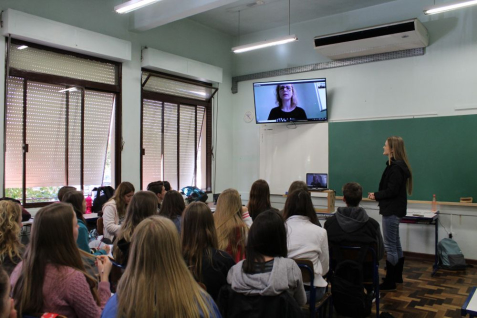 Doutora participa de videoconferência sobre vírus com alunos do 3º ano