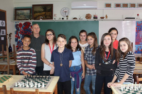 Alunos recebem medalhas de torneio de xadrez