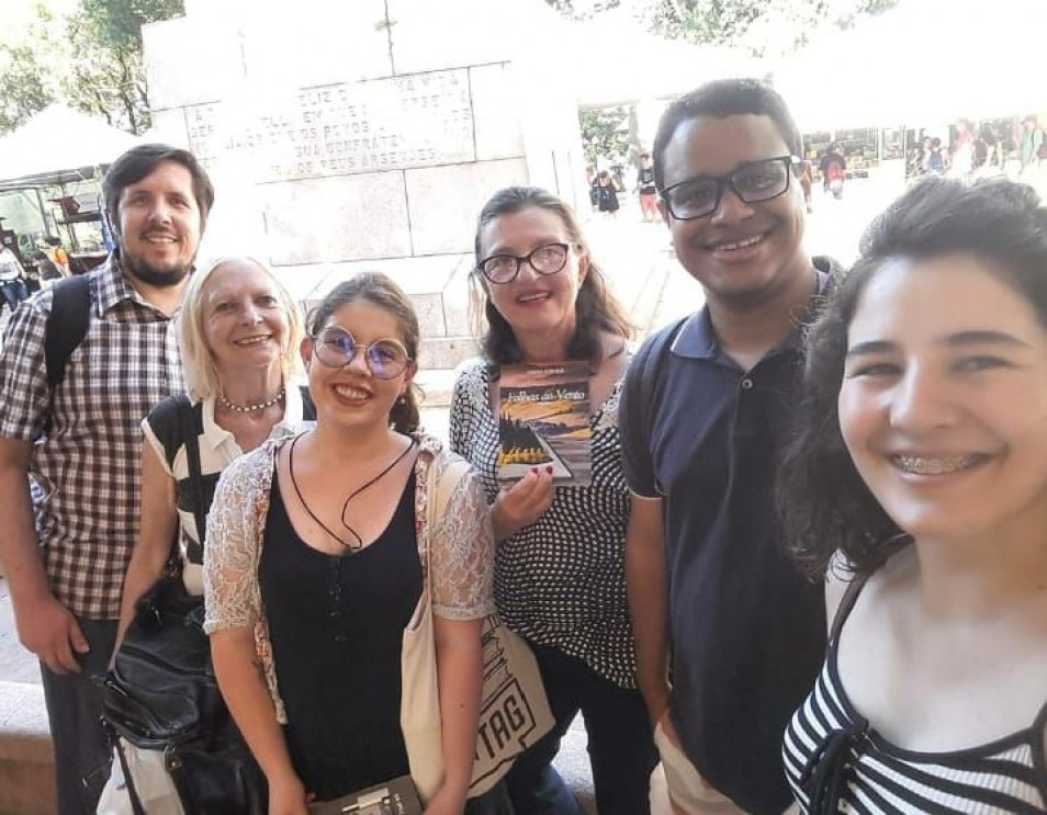 Grupo de leitura visita Feira do Livro de Porto Alegre