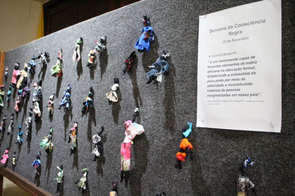 Estudantes criam bonecas Abayomi na Semana da Consciência Negra