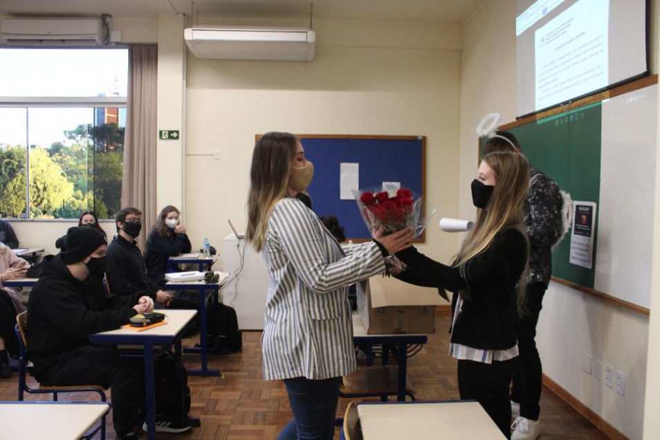 GEGA realiza entrega de rosas aos alunos na manhã de segunda-feira