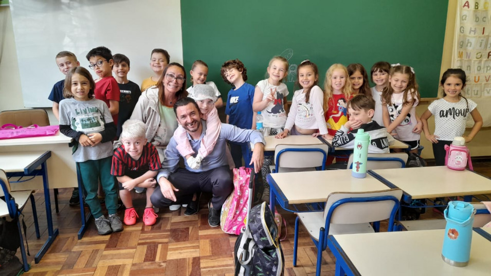 Crianças do 1º ano recebem visitas de dentistas para aprofundar os estudos realizados nas aulas