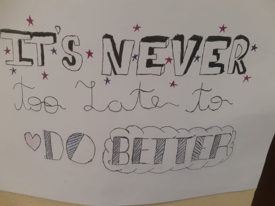 Estudantes das aulas de inglês criam placas com mensagens positivas
