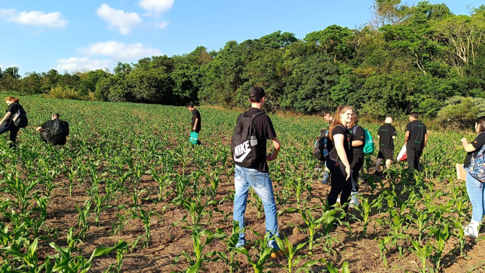 Turma do Técnico em Agropecuária realiza visita técnica em propriedade rural