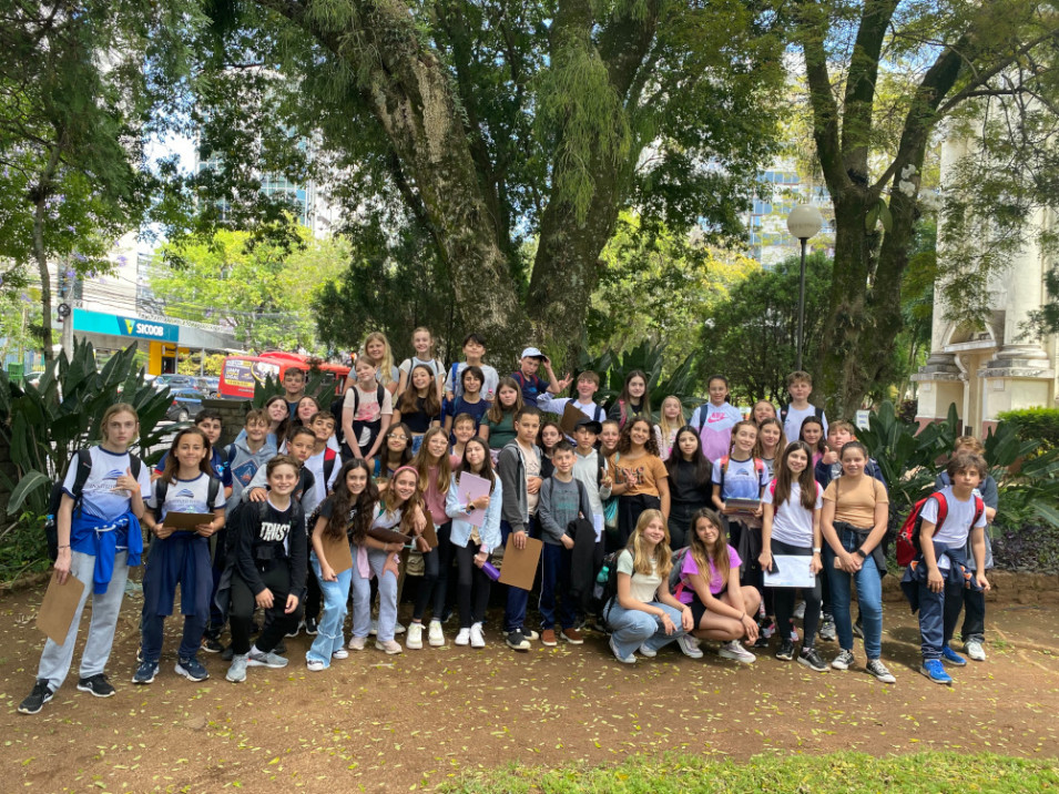 Turmas do 6º ano do Instituto Ivoti  realizam saída de estudos para Porto Alegre