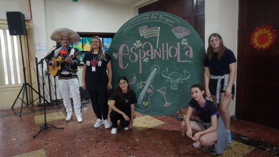 Turma de Língua Espanhola realiza divulgação das aulas com evento cultural