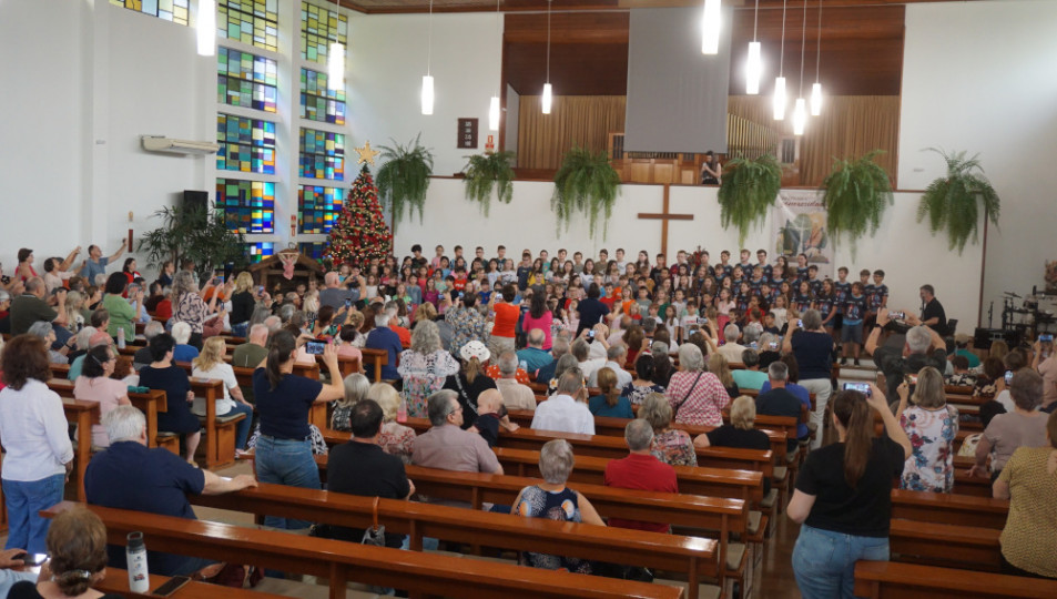 Avós são recebidos pelas crianças da Educação Infantil e Anos Iniciais no Instituto Ivoti para o Encontro de Advento com os Avós