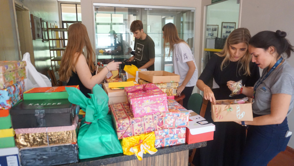 Weihnachten im Schuhkarton leva o espirito do Natal para escola de Novo Hamburgo