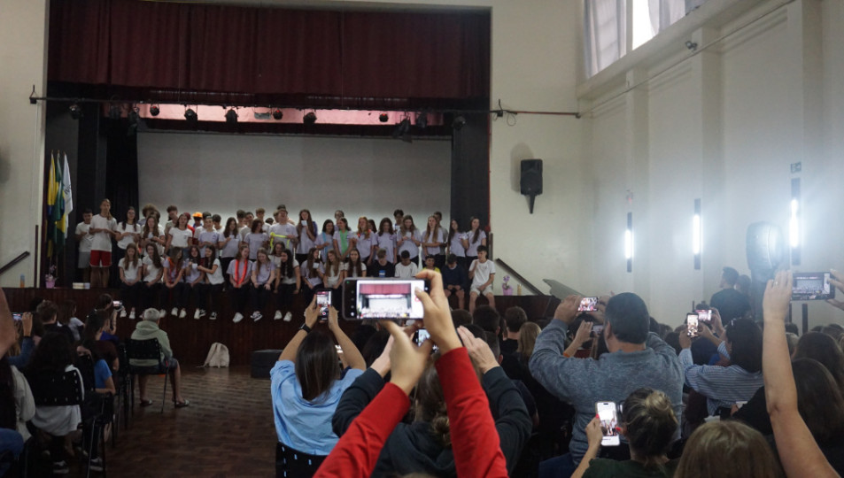 Turmas dos 9ºs anos se despedem do Ensino Fundamental com homenagens