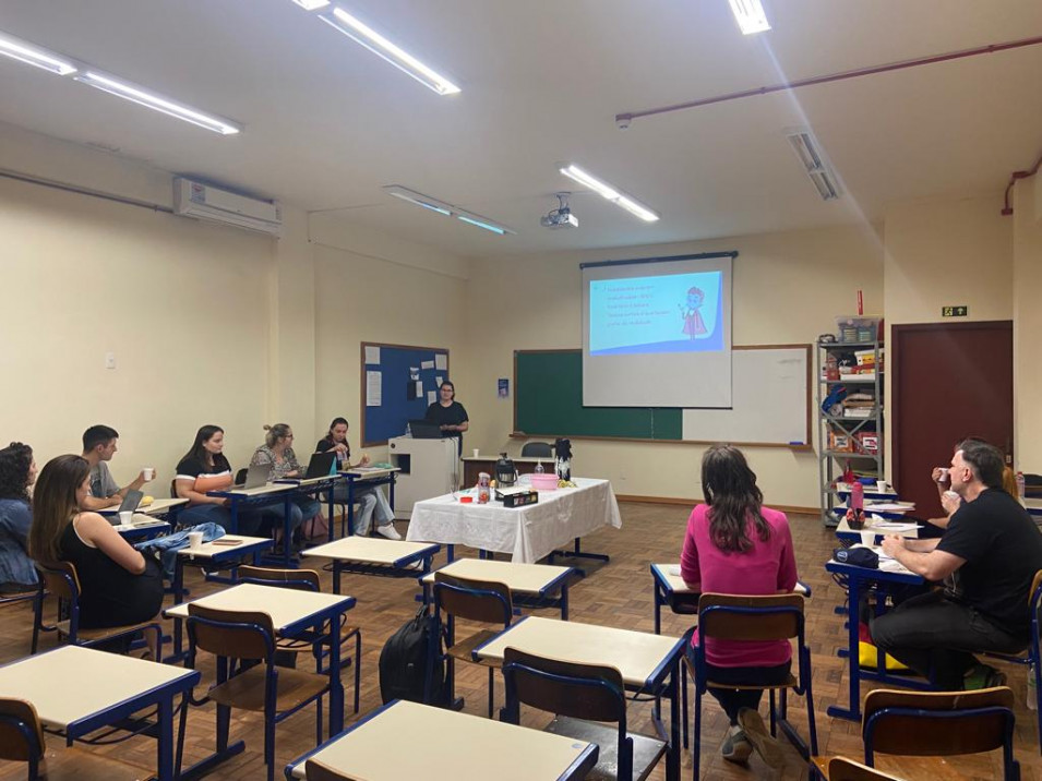 Acadêmicos recebem colegas para falar da experiência com estágio em Língua Portuguesa