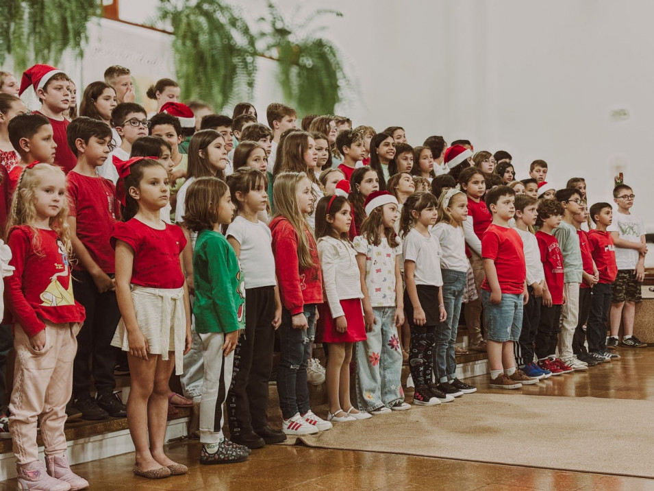 As crianças do 1º ao 5º ano do Ensino Fundamental participam de uma cantata de Natal