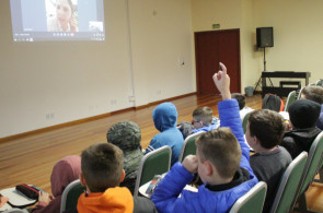 Turma do 4º ano faz videochamada com professora  que está em Viena