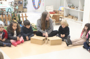 Caixa de jogos faz sucesso com as crianças do Gruppe 4 em sala e nas famílias
