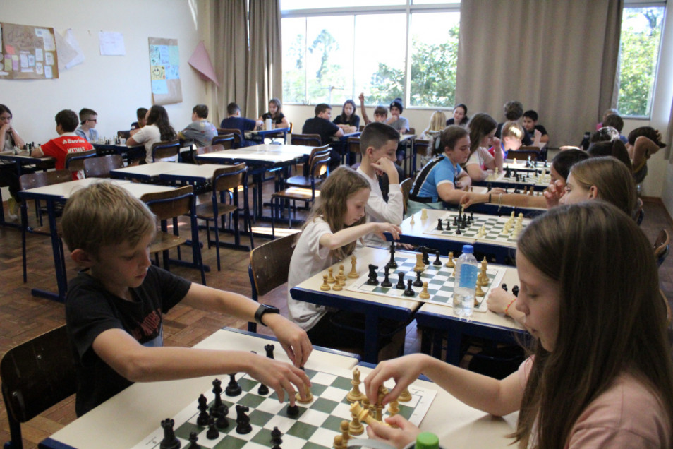 Estudantes dos 5ºs anos participam de competição interna de xadrez