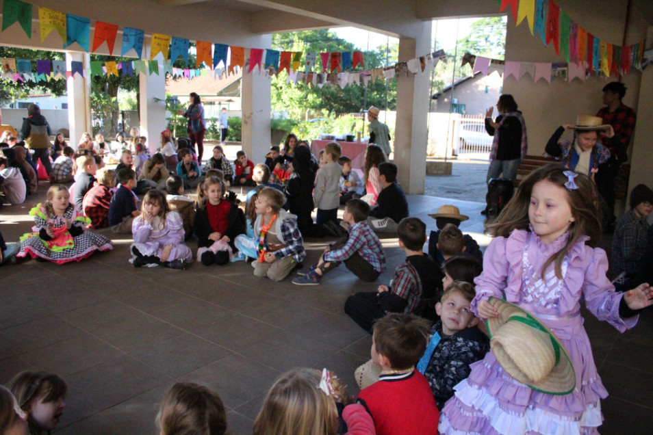 Crianças da Educação Infantil e dos Anos Iniciais tem festejos juninos no Instituto Ivoti