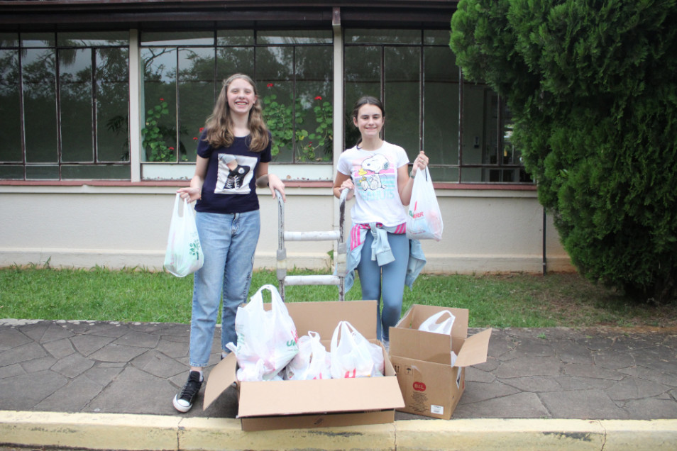 Estudantes de Inglês do Instituto Ivoti realizam ação solidária e arrecadam alimentos