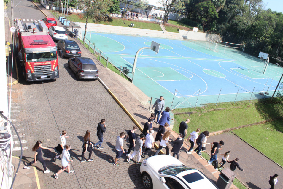 Instituto Ivoti realiza simulação de prevenção de incêndio com estudantes da Educação Básica