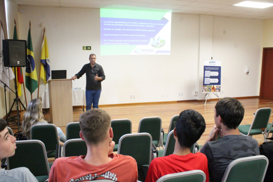 Estudantes tem palestra com representante do Sindicato dos Técnicos Agrícolas