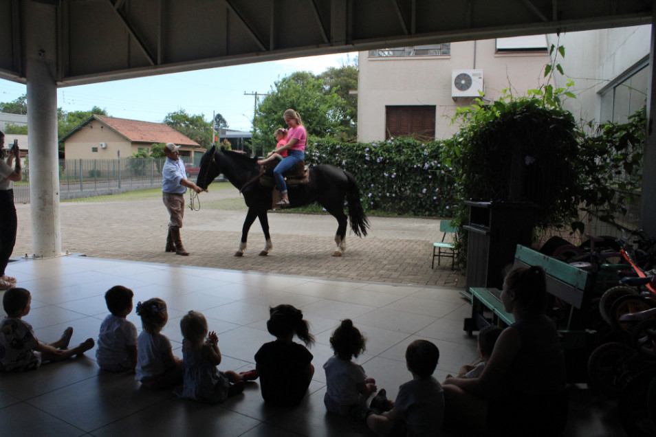 Crianças da Educação Infantil são surpreendidas com passeio de cavalo