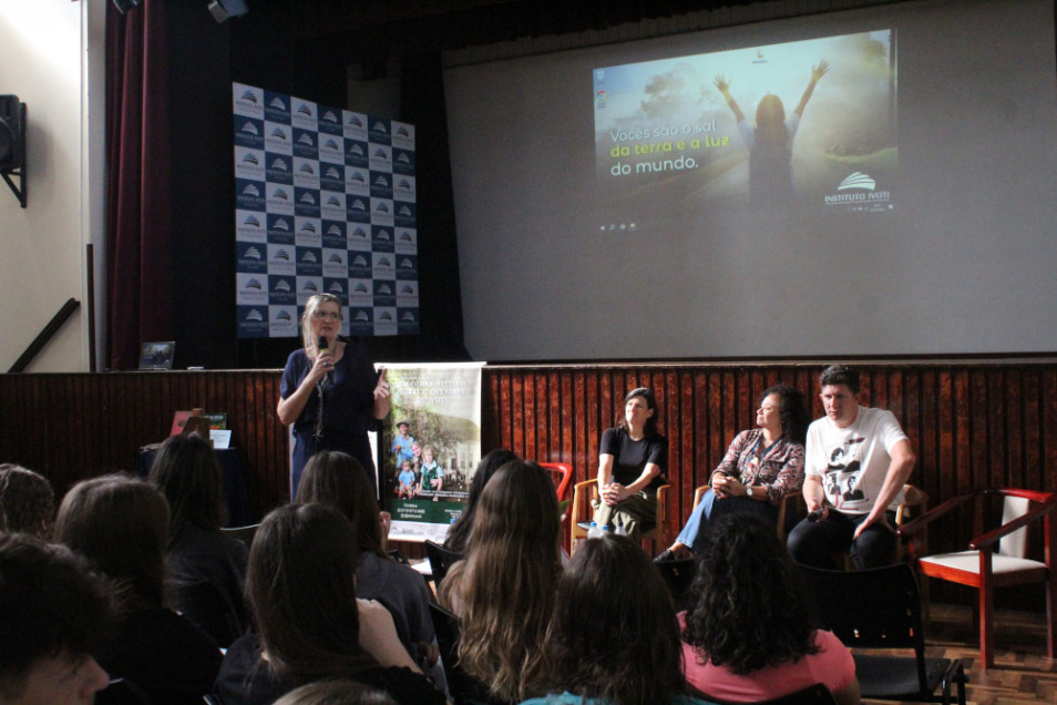 Instituto Ivoti tem exibição do documentário da SIEHU para estudantes do Ensino Fundamental II e Médio