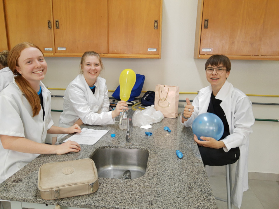 Estudantes do 9º ano realizam experimentos com bicarbonato de sódio e vinagre