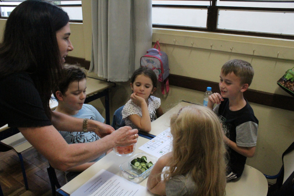 Nutricionista Roberta realiza visita na turma do 1º ano B para conversar sobre alimentação