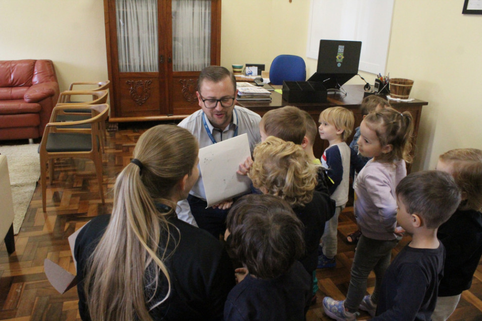 Turmas do Instituto Ivoti realizam homenagens pelo Dia do Diretor Escolar