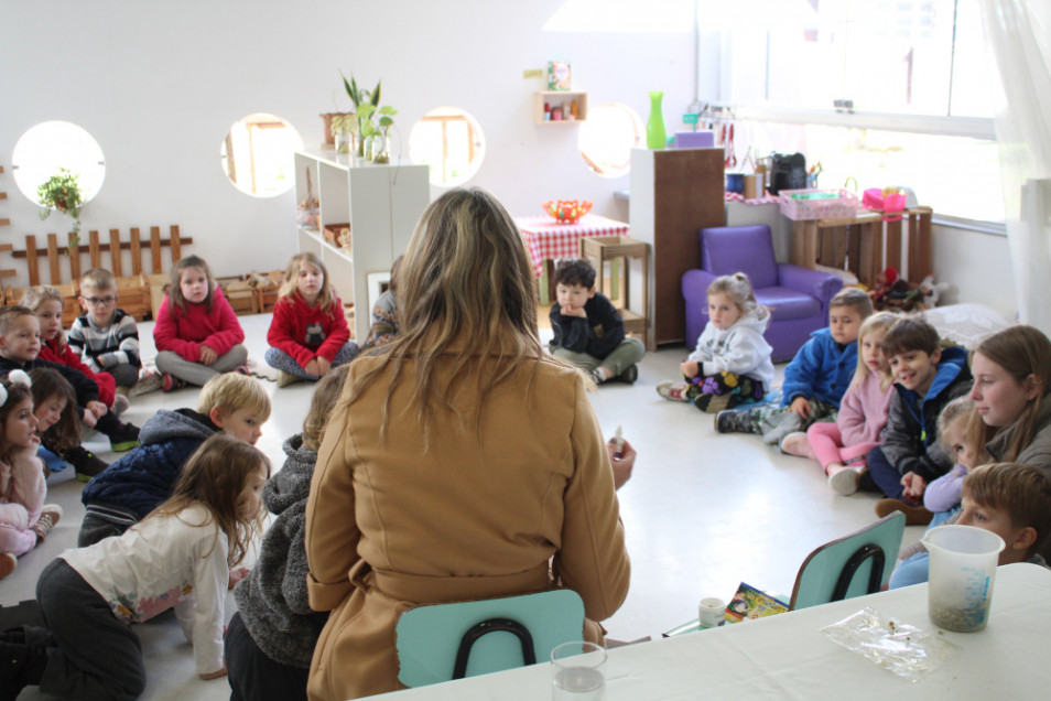 Crianças do Gruppe 4 recebem farmacêutica para conversar sobre os usos do chá