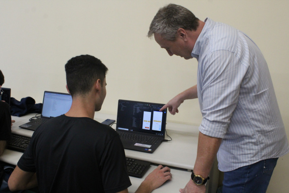Estudantes do Itinerário do Técnico em Informática criam aplicativos para celular