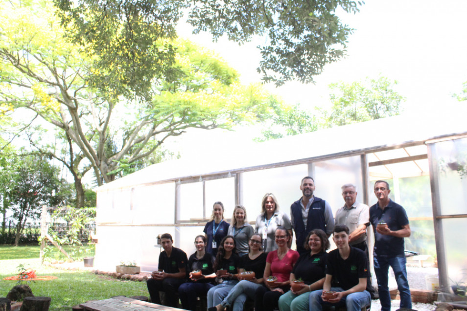 Programa Herbário Vivo do Instituto Ivoti realiza manhã de oficinas para produção de mudas e o cultivo em estufa