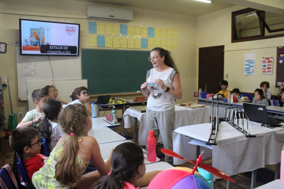 Turma do 3º ano do Ensino Fundamental recebe engenheira civil para conversar sobre construções