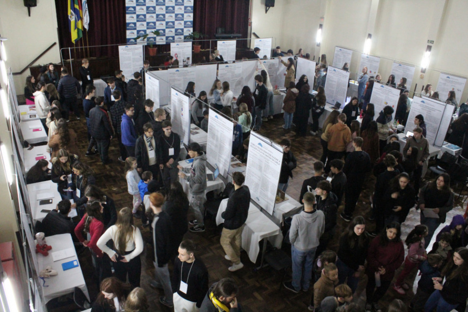 Estudantes do Instituto Ivoti apresentam trabalhos na Mostra de Iniciação Científica