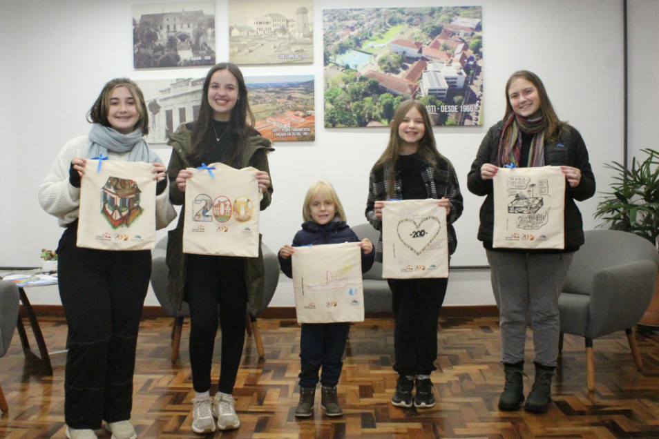 Vencedores do Concurso de Desenhos de Ecobags recebem seus prêmios