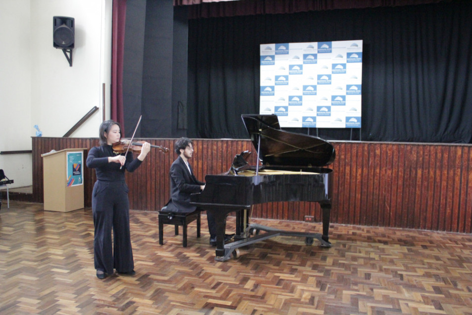 Instituto Ivoti recebe o pianista Ervino Rieger e a violinista Christine Haruka Tao em recital pelos 113 anos