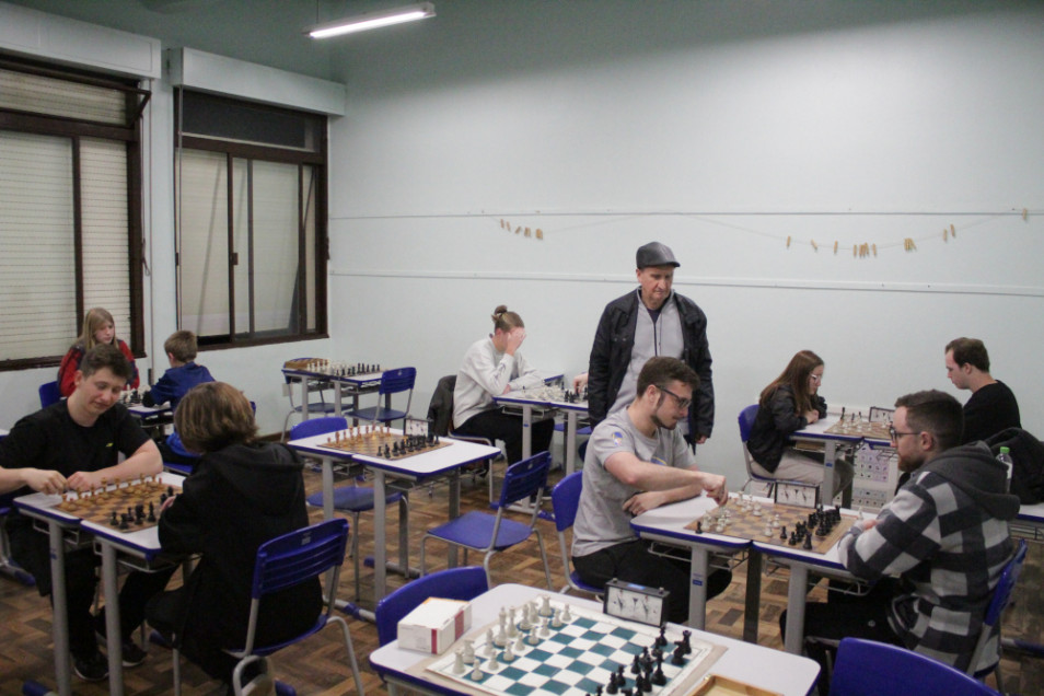 Professor Romar Schneider realiza Torneio de Xadrez Relâmpago no Instituto Ivoti