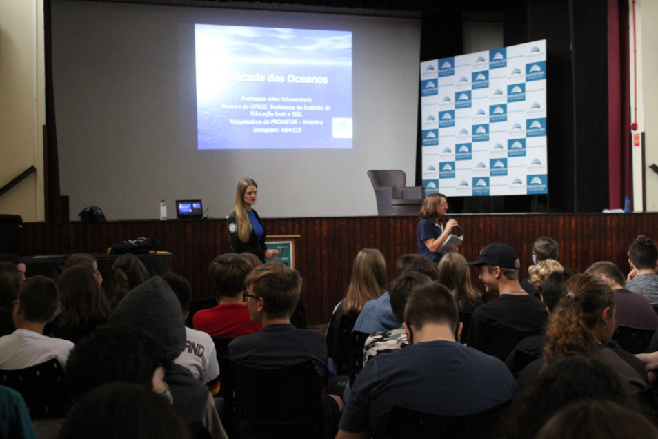 Estudantes tem palestra sobre Décadas dos Oceanos com a professora Ailim Schwambach