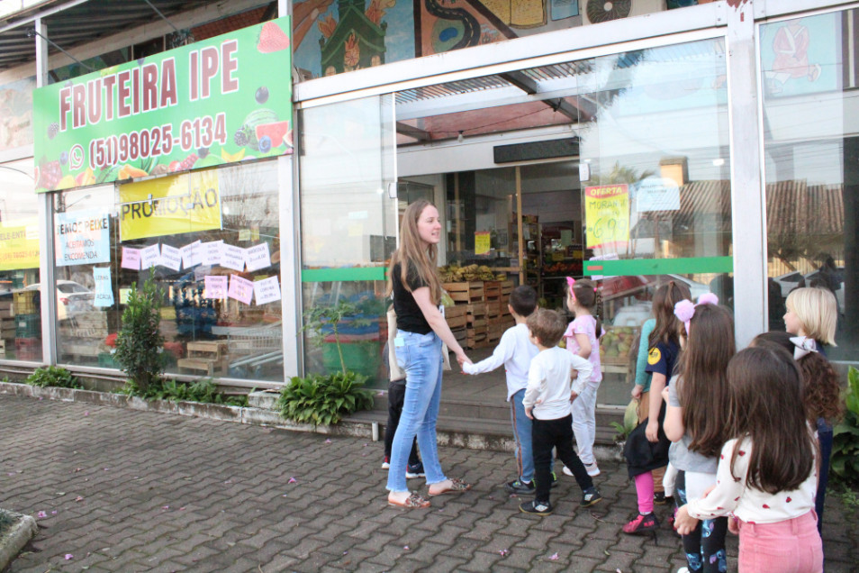 Gruppe 4 realiza visita à fruteira como parte do projeto da turma para a Mostra de Iniciação Científica