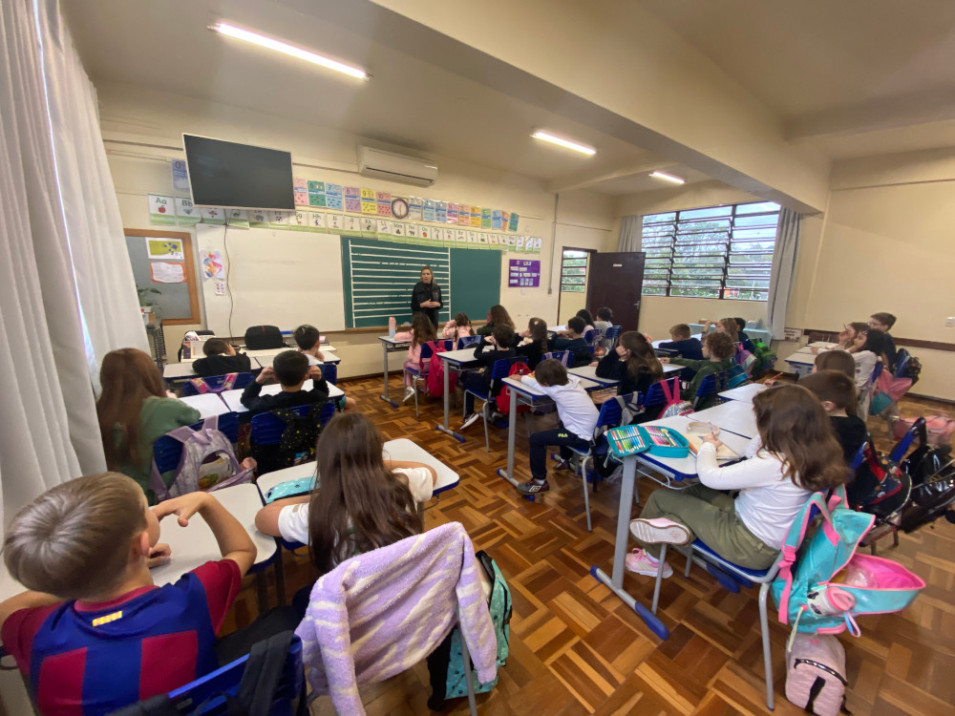 Turma do 2º ano B do Instituto Ivoti recebeu a visita de uma fotógrafa