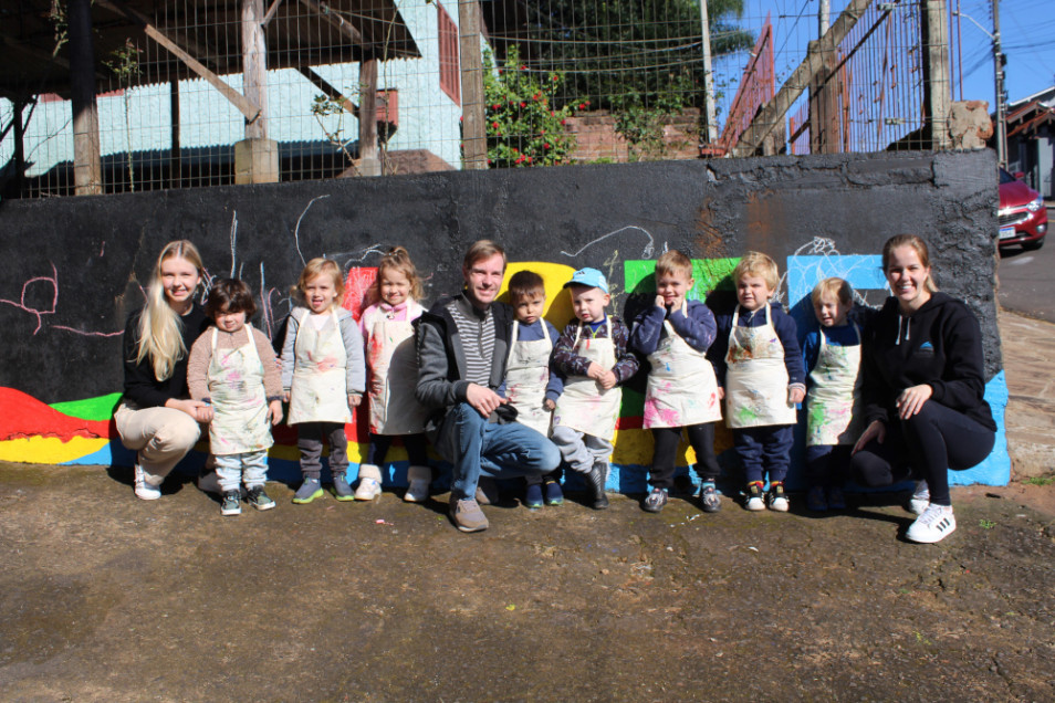 Turma do Nível 2 do Instituto Ivoti realiza visita à Oficina RB - Atelier de Arte