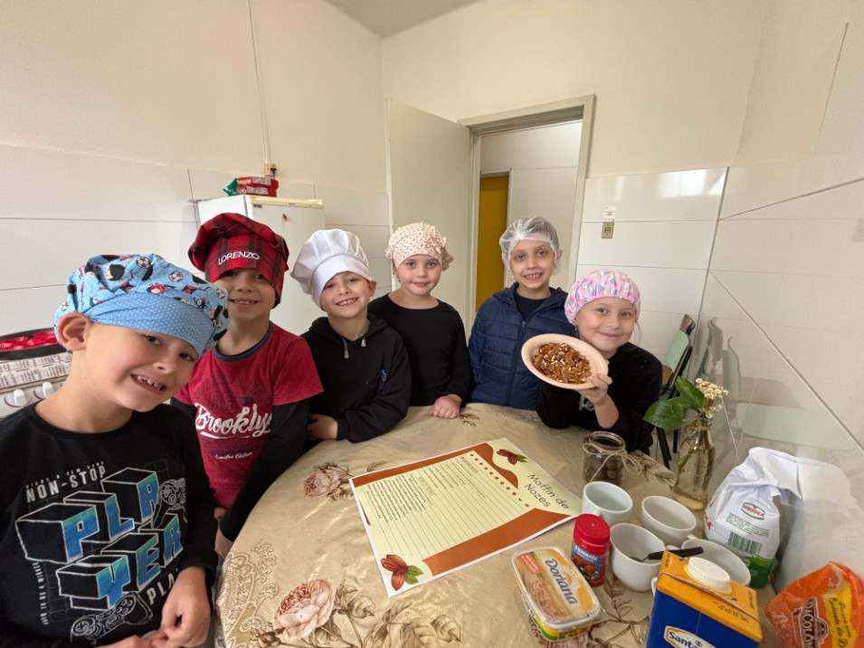 Turma do Turno Integral prepara Muffins de Nozes a partir de colheita realizada na escola