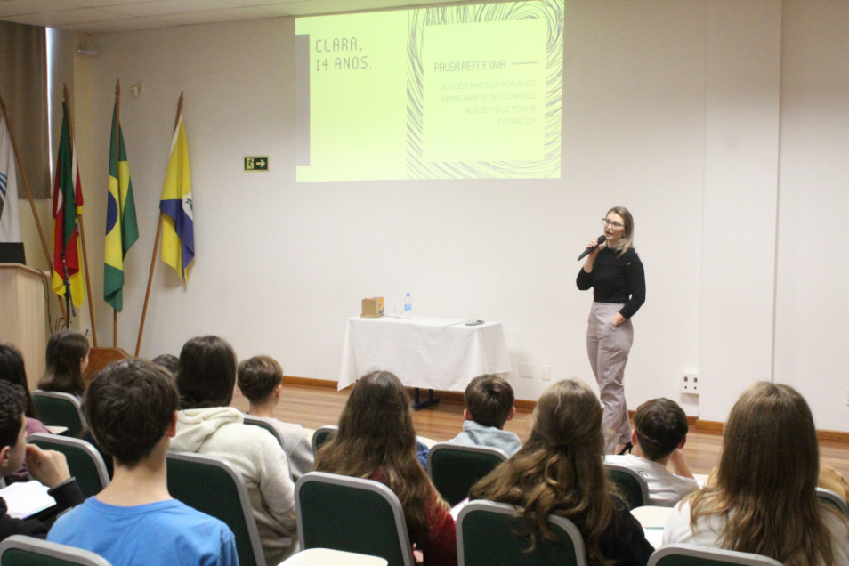 Turmas do Instituto Ivoti tem conversa com nutricionista sobre alimentação na adolescência