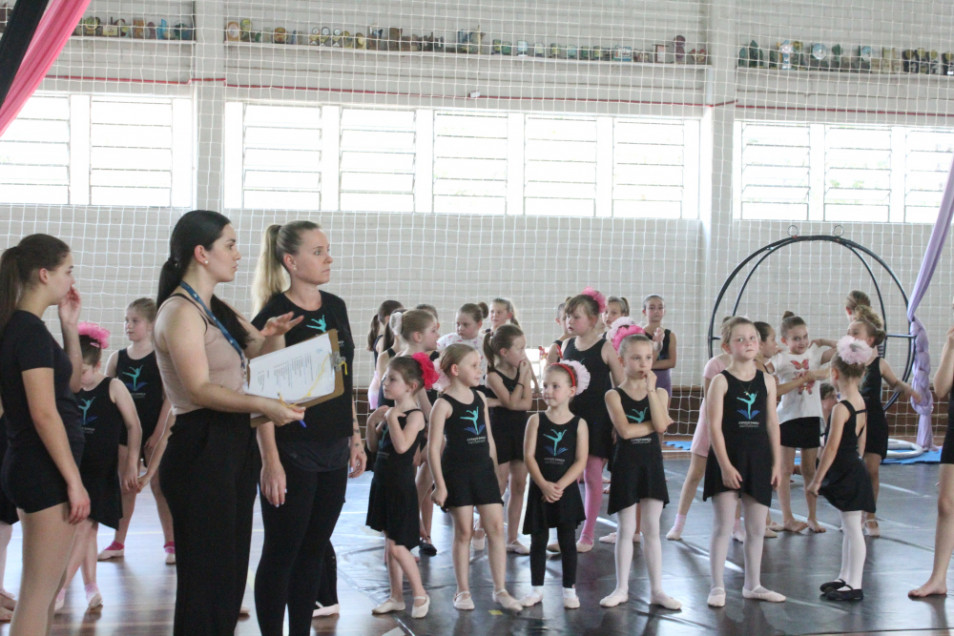 Espaço Dança realiza ensaio geral em preparação para o Espetáculo über Uns