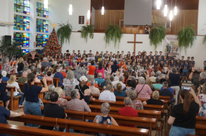 Avós são recebidos pelas crianças da Educação Infantil e Anos Iniciais no Instituto Ivoti para o Encontro de Advento com os Avós