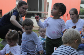 Estações de cores e bolhas de sabão nos últimos dias da Semana da Criança da Educação Infantil