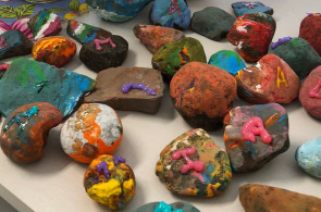 Crianças da Educação Infantil decoraram pedras para a Semana da Língua Alemã