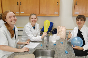 Estudantes do 9º ano realizam experimentos com bicarbonato de sódio e vinagre