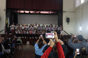 Turmas dos 9ºs anos se despedem do Ensino Fundamental com homenagens