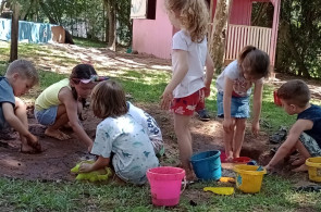 Brincadeiras água fazem sucesso entre as crianças da Colônia de Férias