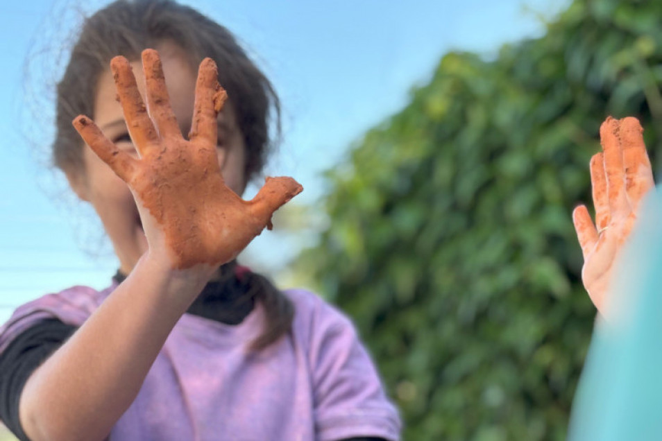 Crianças do Nível 5 exploram argila e confeccionam seu autorretrato